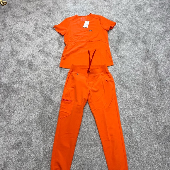 FIGS Women’s Orange Scrub Set - Picture 3 of 6